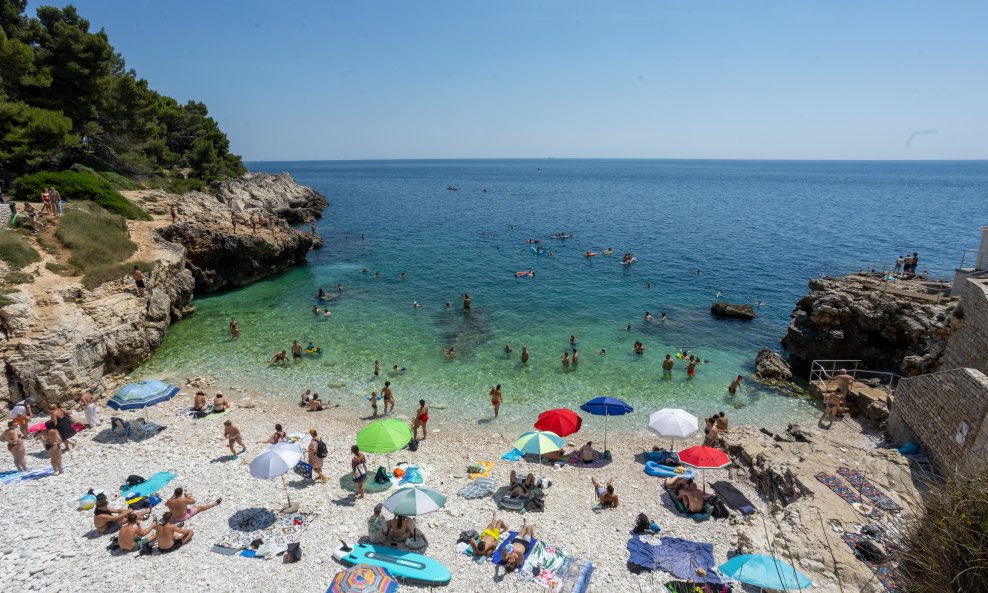 Pula: Havajska plaža na Verudeli raj je za kupače i ljubitelje skokova sa stijena