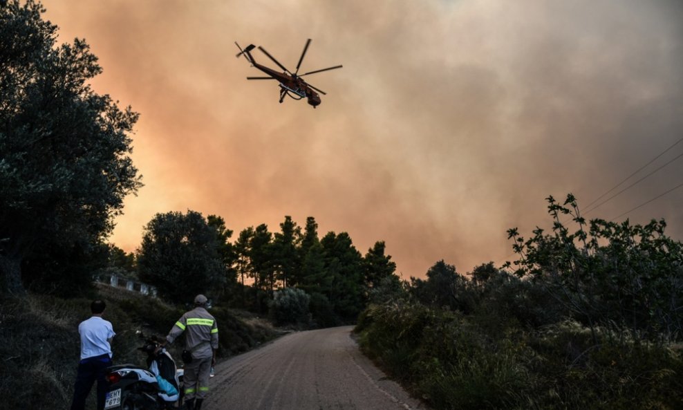Helikopter koji gasi požar u Grčkoj