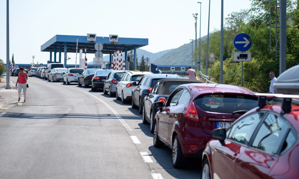 Granični prijelaz Karasovići usko je grlo tranzita prema jugu