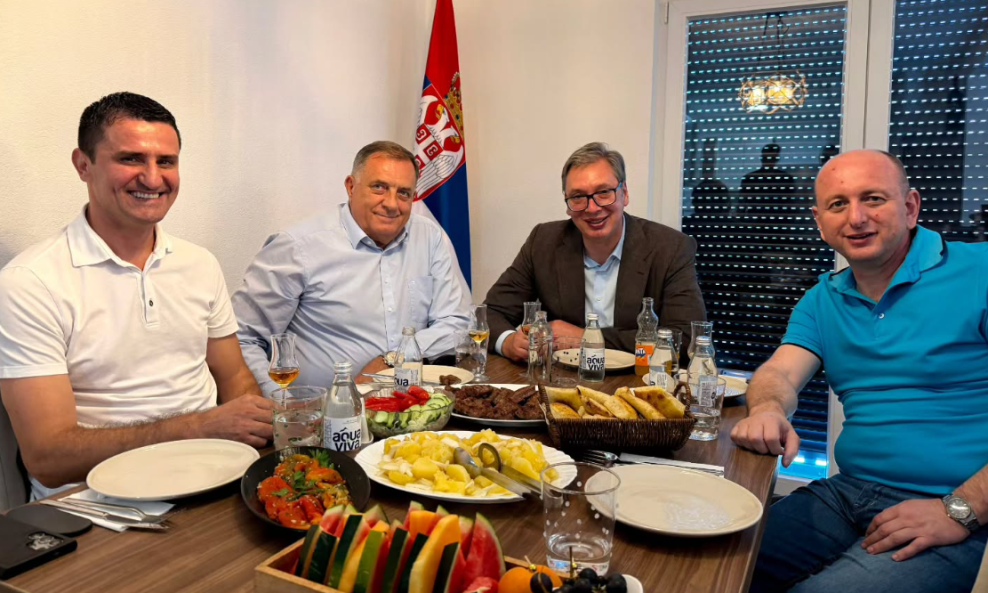 Aleksandar Vučić s Miloradom Dodikom i političkim suradnicima u obnovljenoj obiteljskoj kući