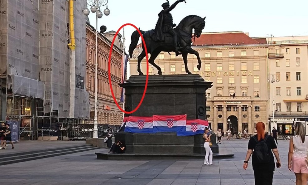 Zastava Hrvatske na Trgu bana Jelačića