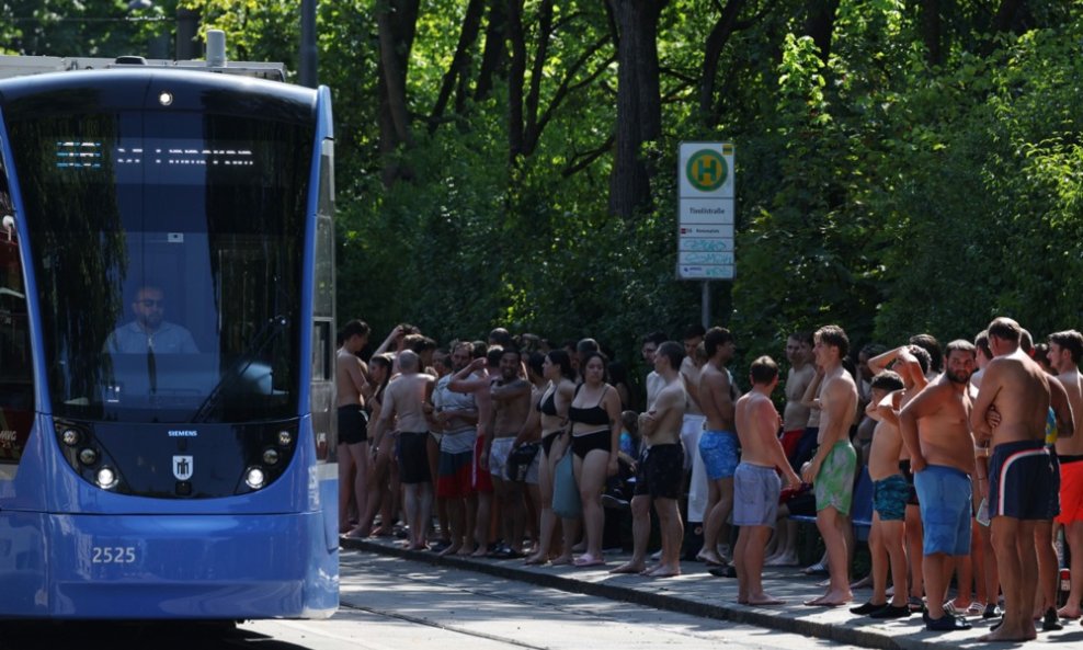 U Münchenu se više ne vodi računa o bontonu pri ulasku u tramvaj