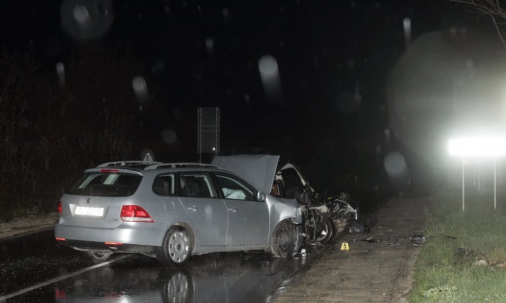 Prometna nesreca pokraj Plodina u Labinu. U prometnoj nesreci sudjelovala su dva vozila Audi i Folkswagen . Poginuo je muskarac koji je vozio audi