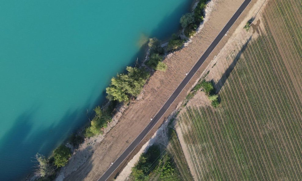 Pješačko-biciklistička staza uz jezero Čiče