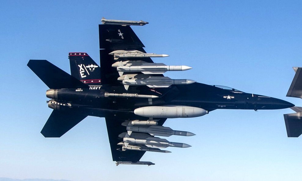 Američki Super Hornet naoružan s AIM-120 i AIM-174