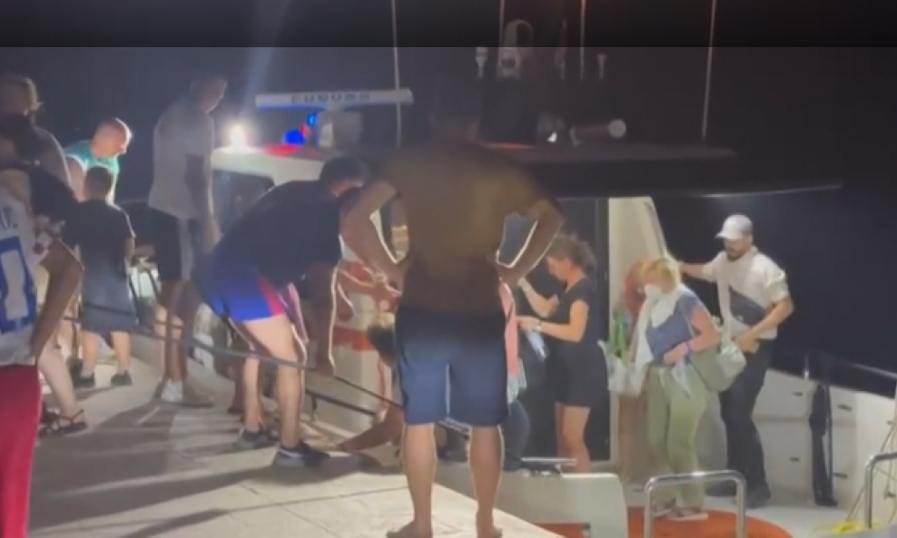 Evakuacija ljudi brodicama
