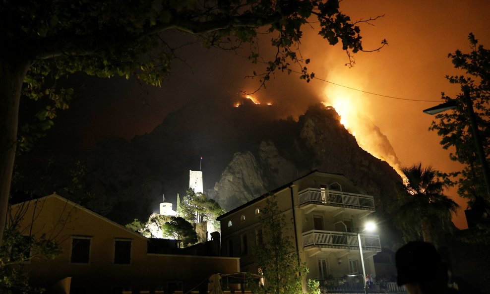 Požar je u jednom trenutku stigao do kule Mirabela