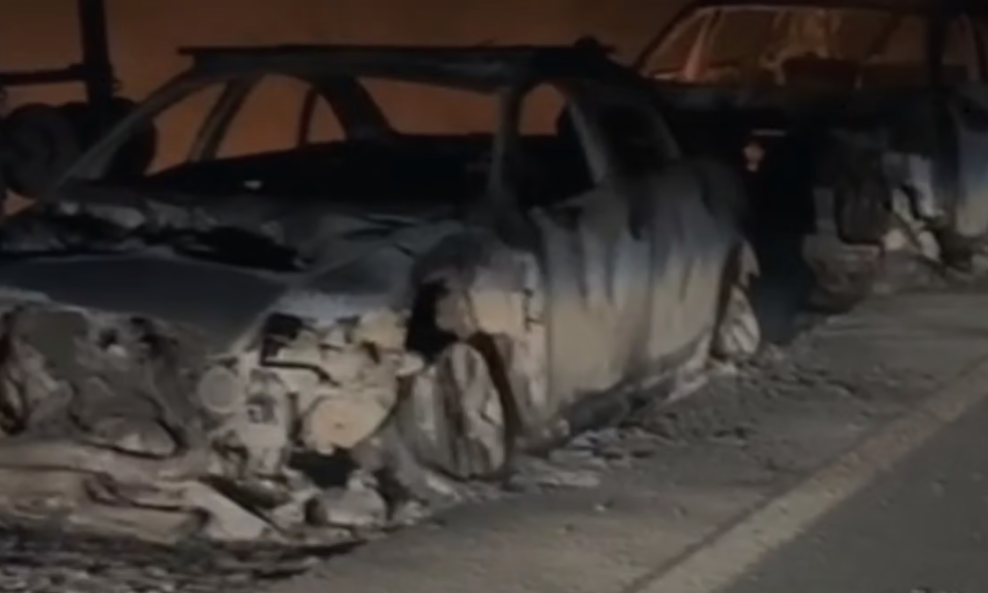 Izgorjelo je mnogo automobila.