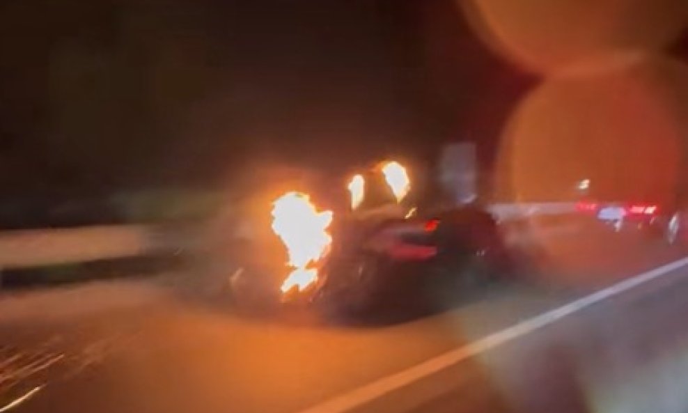Automobil u plamenu