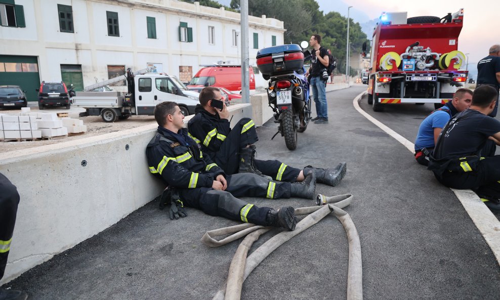 Vatrogasci cijelu noć gasili požar kod Omiša
