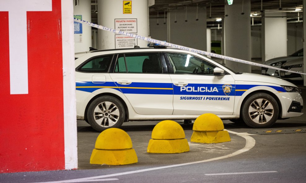Policija u trgovačkom centru Supernova Buzin