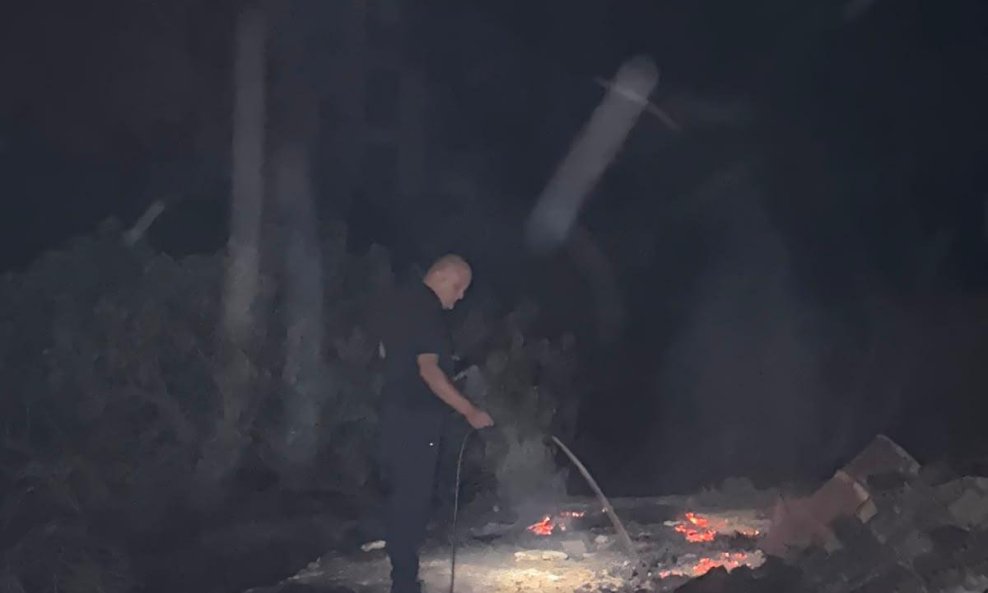 Ante Šušnjar gasi požar kod Omiša