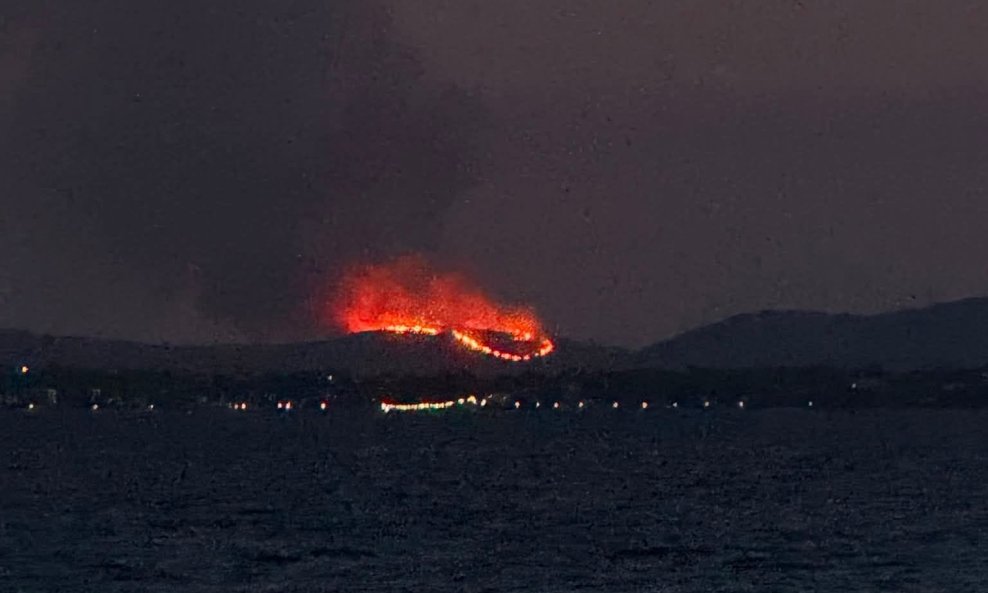 Požar na Dugom otoku