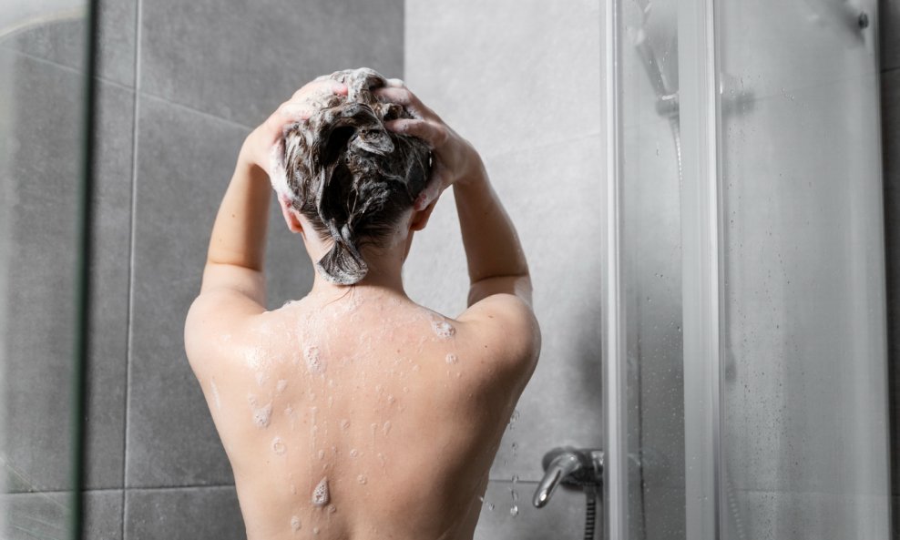 Serum, ulje ili 'leave-in': Znate li što se zapravo prvo nanosi na kosu?