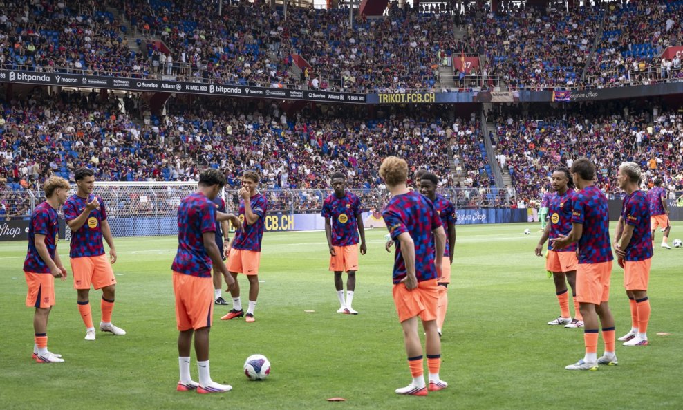 Zagrijavanje igrača Barcelone pred utakmicu s Baselom