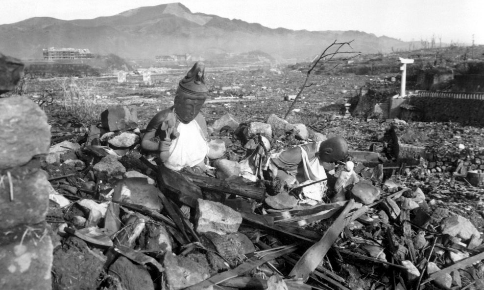 Nagasaki - uništeni hram (Arhivska fotografija)