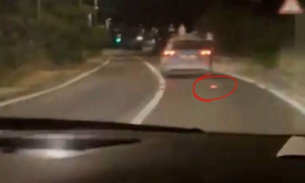 Opušak ostaje iza policijskog vozila