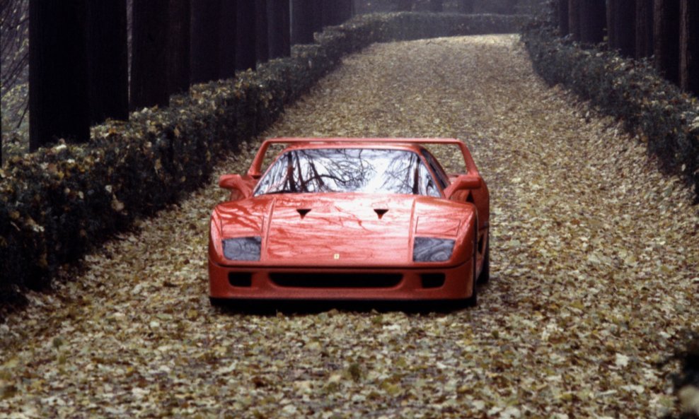 Ferrari F40 fotografiran u Maranellu u jesen 1987. godine