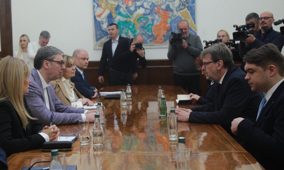 Vučić se ranije sastao s predstavnicima Demokratskog saveza Hrvata u Vojvodini (DSHV)