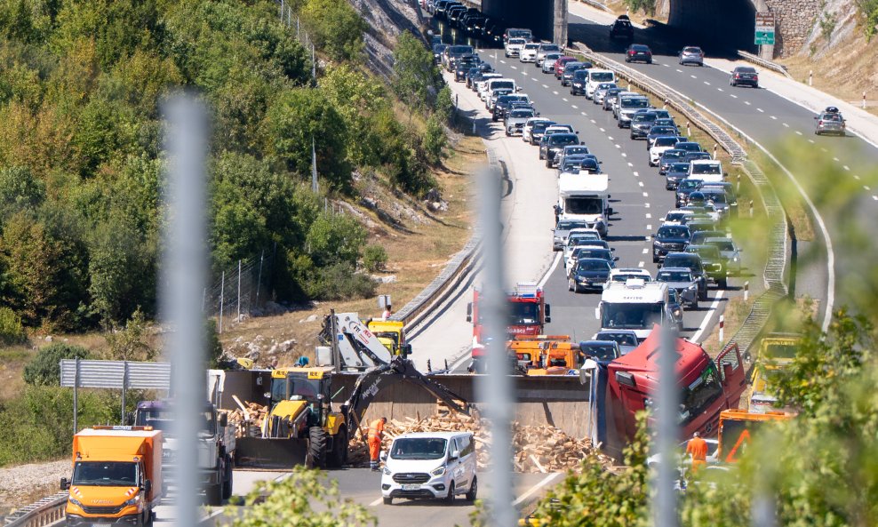 Prevrnuo se kamion na A1