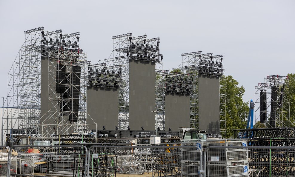 Postavljanje pozornice za koncert Thompsona u Vukovaru