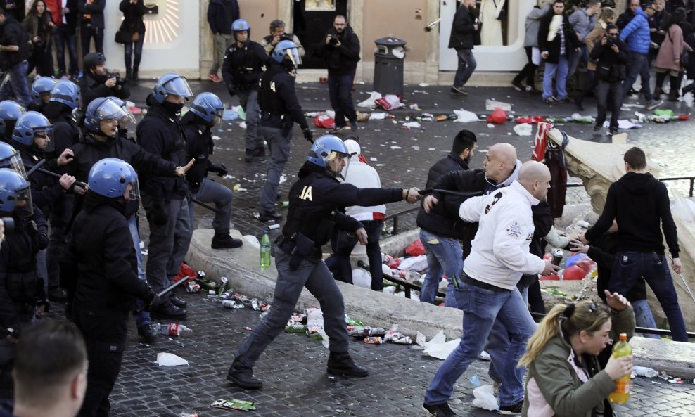 Feyenoord u Rimu obračun huligana i policije
