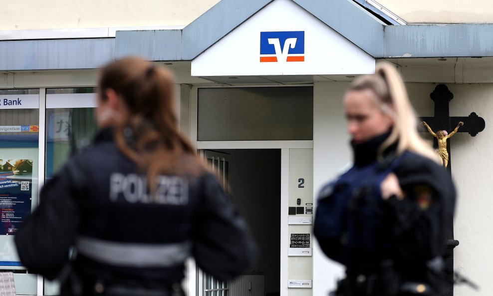 Policija ispred Volksbank