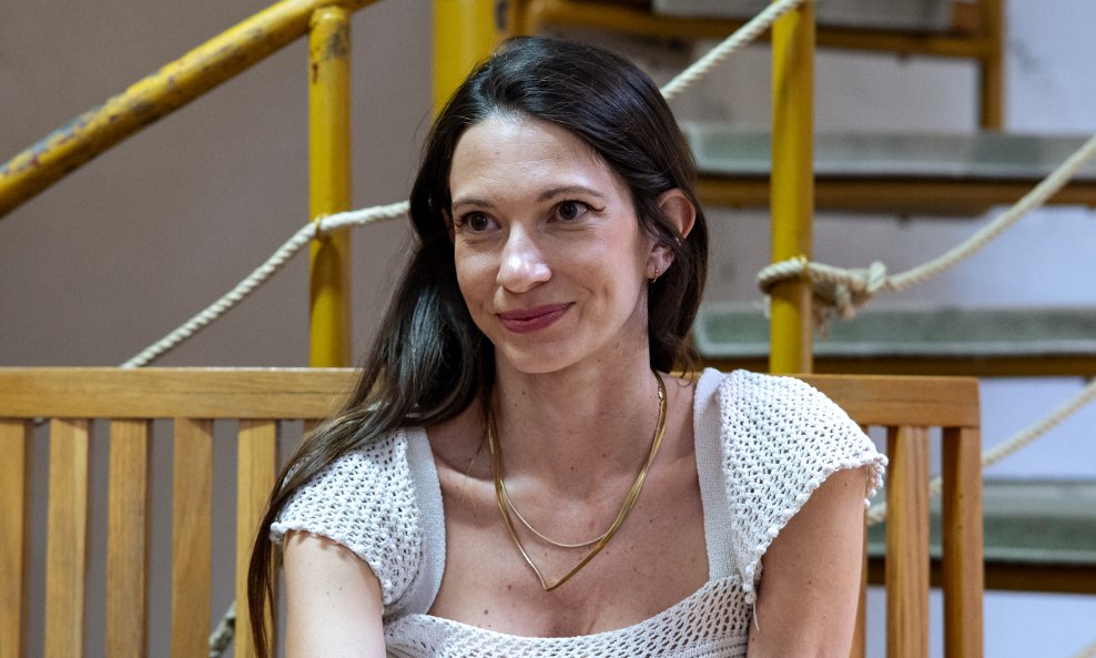 Sara Renar