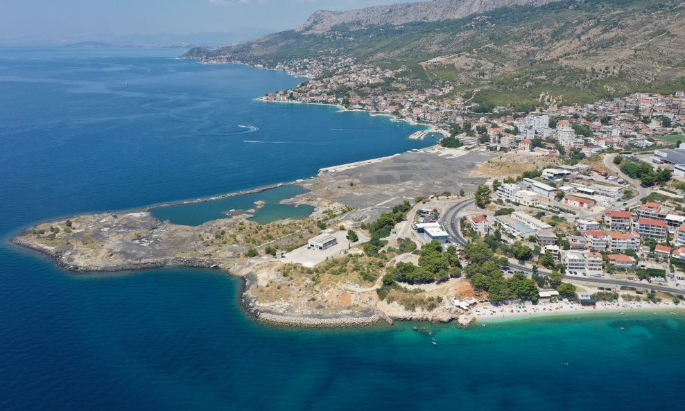 Pogled iz zraka na otpadni materijal propale tvornice ferolegura u Dugom Ratu