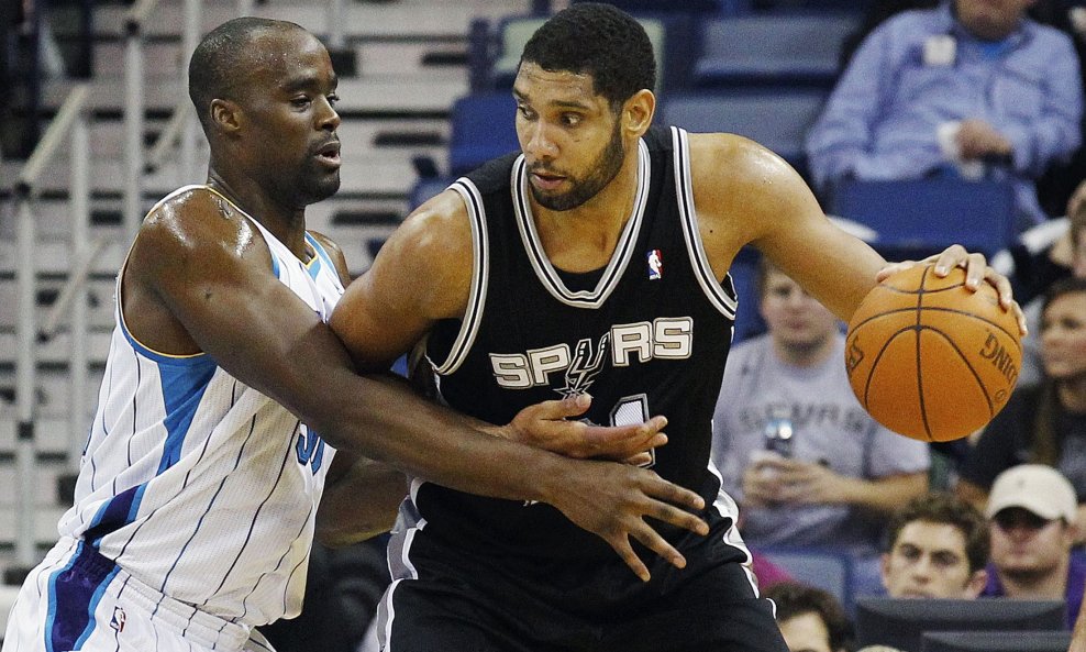 Emeka Okafor i Tim Duncan