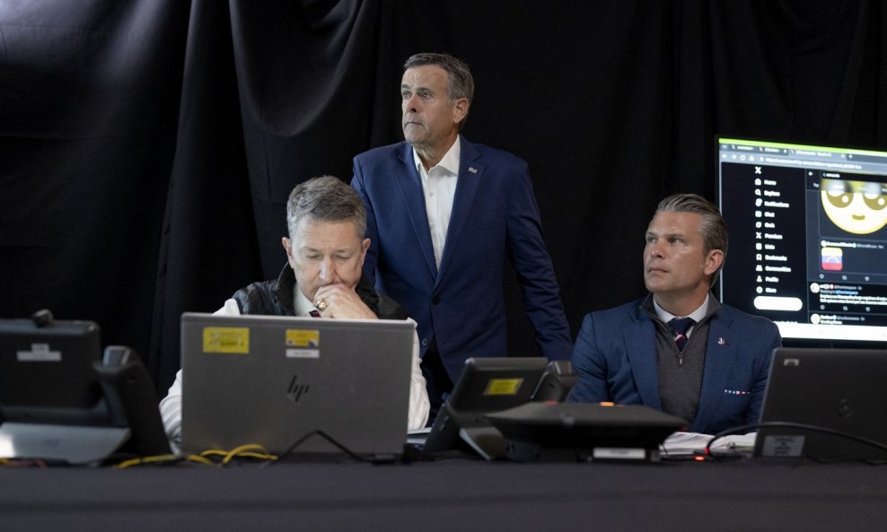 Dan Caine, John Ratcliffe (u sredini), Pete Hegseth (desno)