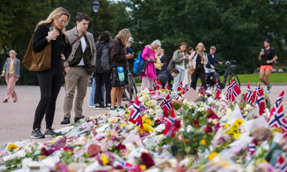 Cvijeće ispred norveške palače nakon smrti kralja