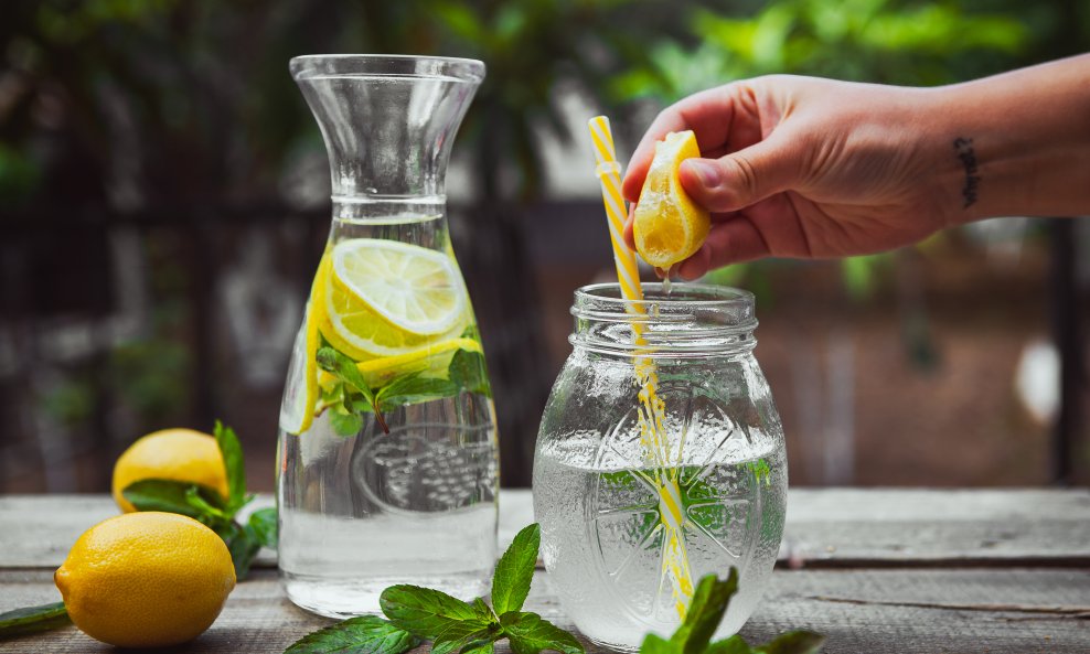 Jutarnja voda s limunom osigurava vitamin C i kalij te može pridonijeti zdravijem i svježijem izgledu kože