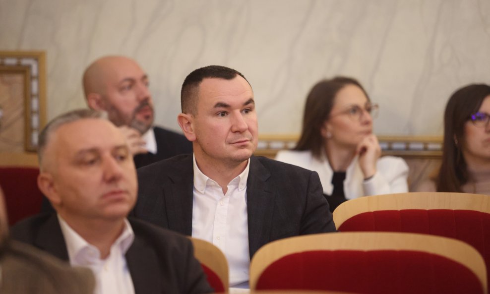 Igor Pandžić, Unikom