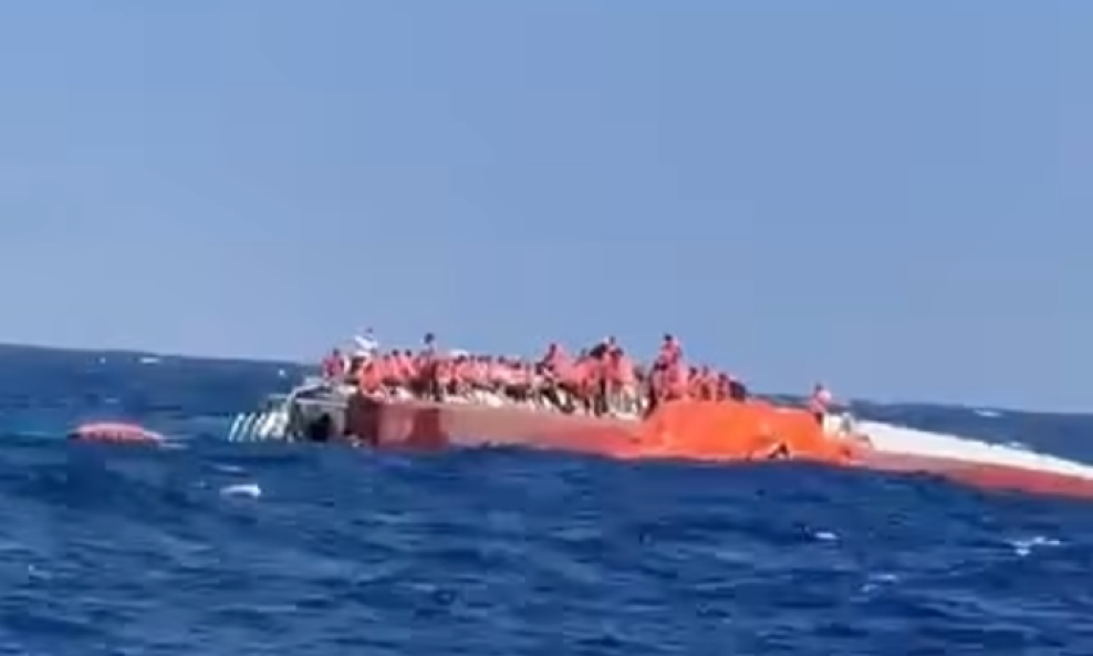 Prevrnuo se brod kod Cipra