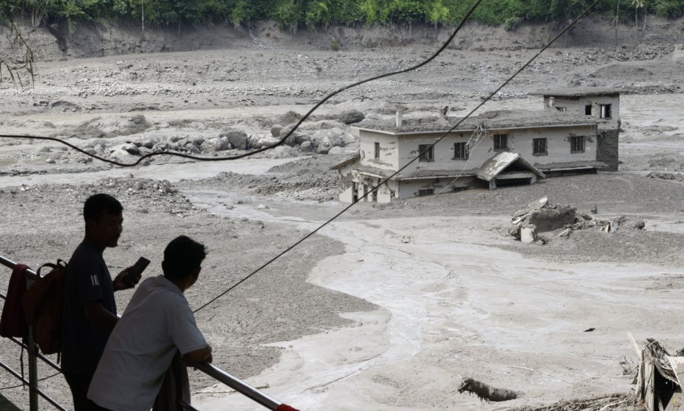 Bujične poplave odnijele su stotine života u Nepalu
