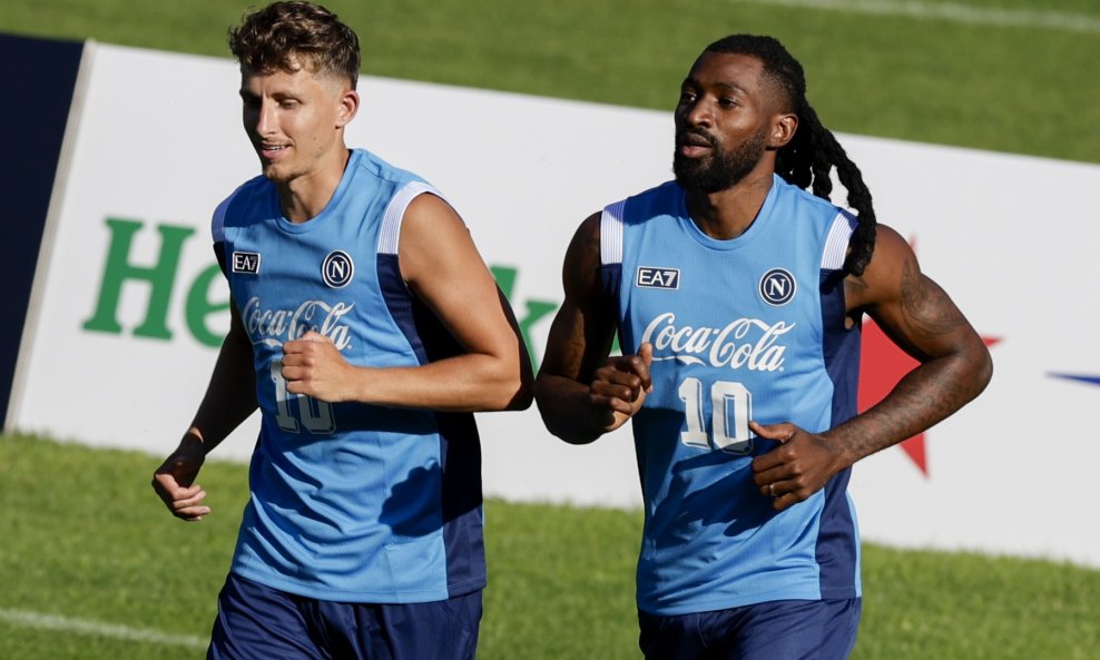 Jesper Lindstrøm i  Andre Frank Zambo Anguissa