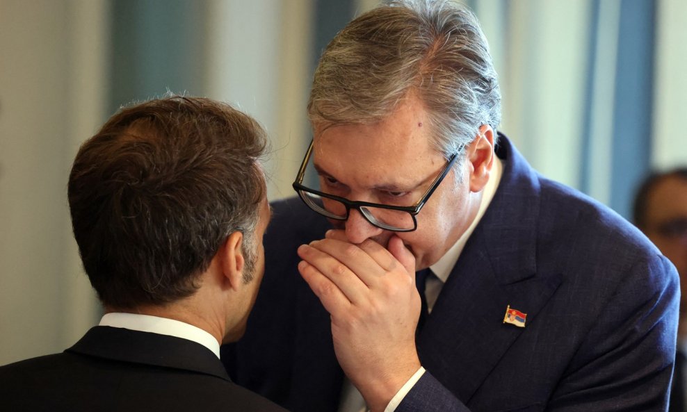 Emmanuel Macron i  Aleksandar Vučić razgovaraju uoči samita EU-zapadni Balkan u Crnoj Gori