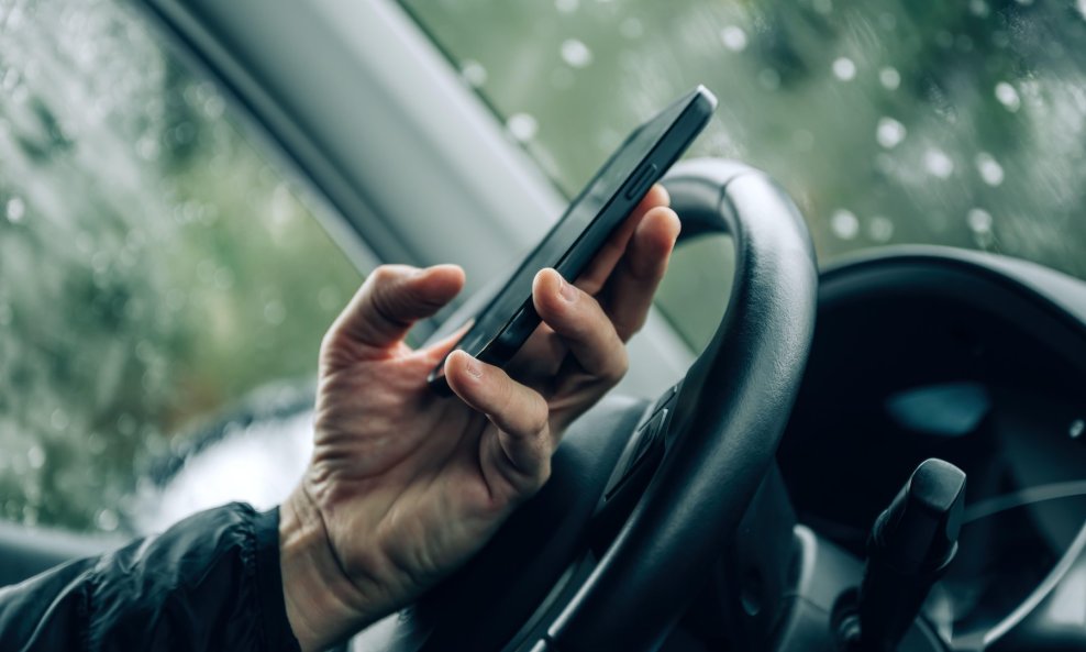 Korištenje mobitela u vožnji