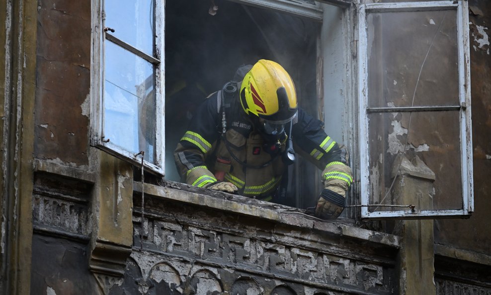 Vatrogasci gase požar u stanu u Mesničkoj ulici u Zagrebu