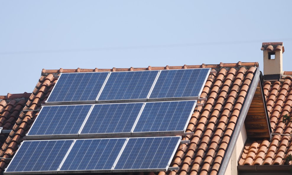 Solarni paneli na krovu kuće