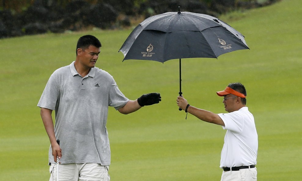 Yao Ming na golferskom treningu s pomoćnikom