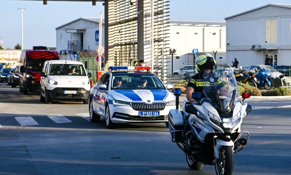 Policijska kolona s tijelom Ratka Mladića