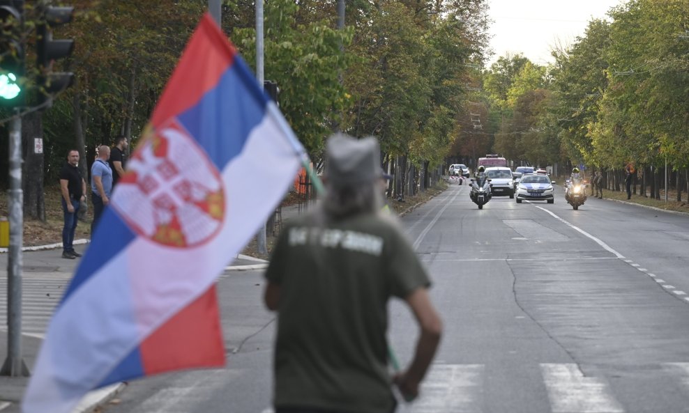 Građani dočekuju policijsku kolonu s tijelom Ratka Mladića