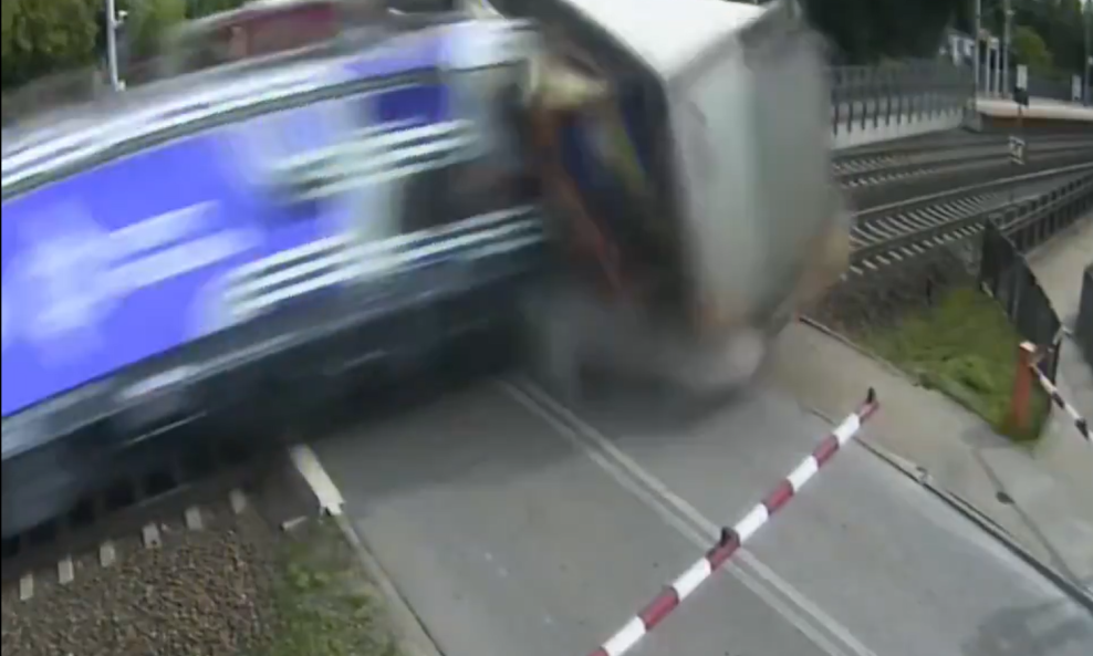 Trenutak udara vlaka u kamion na pružnom prijelazu