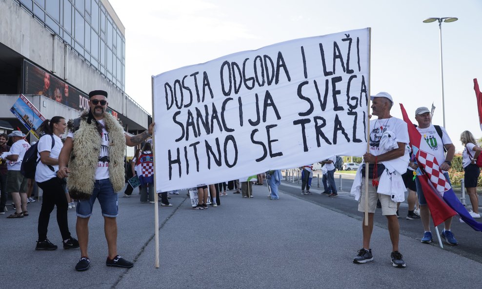 Transparenti na prosvjedu za Liku