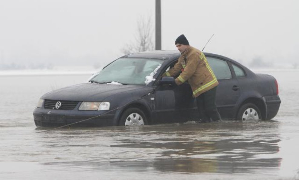 Izvlačenje auta sa potopljene ceste, Karlovac (1)
