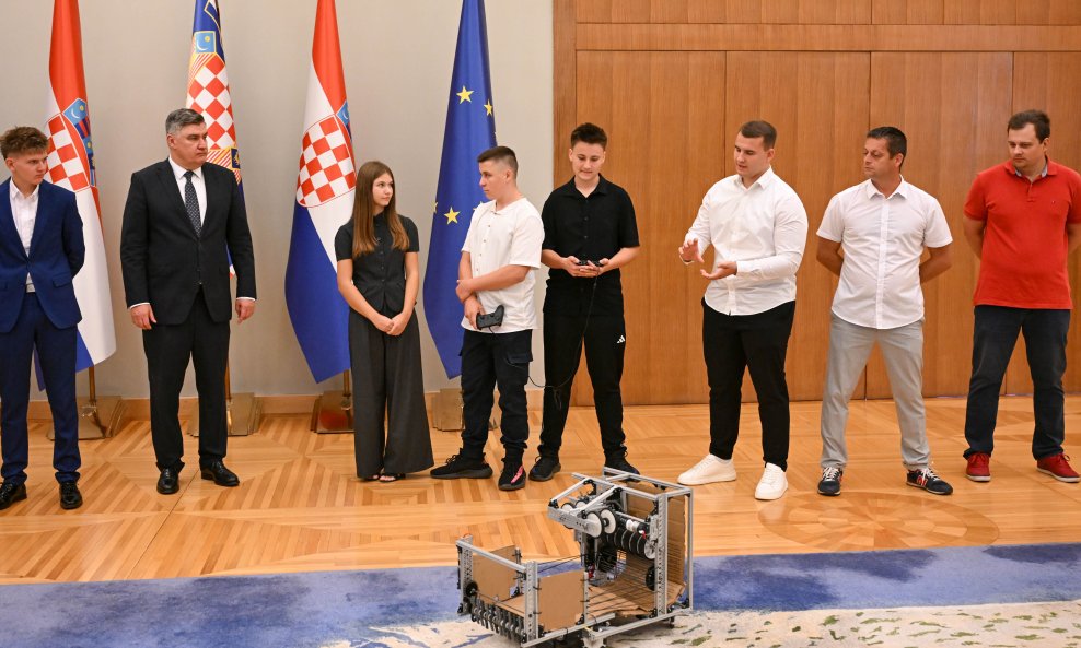 Milanović primio hrvatske robotičare uoči natjecanja u Južnoj Koreji