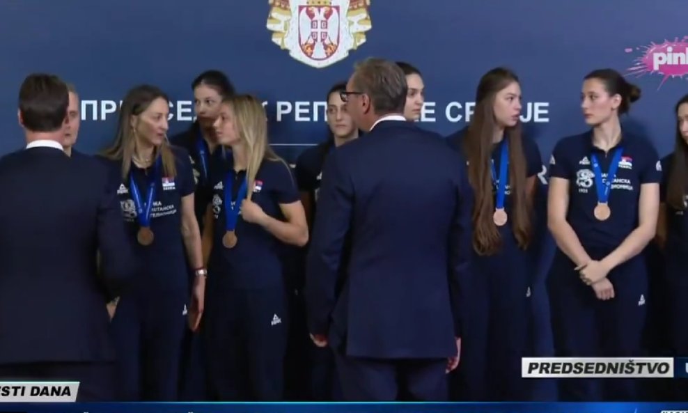 Vučić i odbojkašice