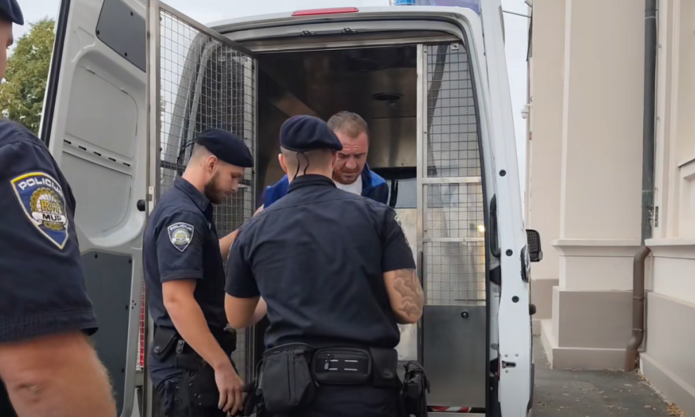 Privođenje osumnjičenog za femicid u Slatini